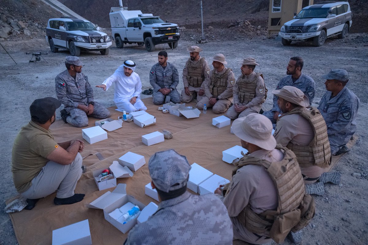 HamdanMohammed's tweet image. خلال إفطاري الرمضاني اليوم مع حرس الحدود بمنطقة حتا

ضباط وأفراد دوريات حرس الحدود مستمرون في أداء أعمالهم في حماية حدودنا، بعيداً عن أهلهم في هذا الشهر الفضيل. 

تحية شكر وعرفان وتقدير لجميع فرق العمل التي تواصل الليل بالنهار لتبقى بلادنا آمنة وتبقى مصالح الناس مستمرة وتبقى…