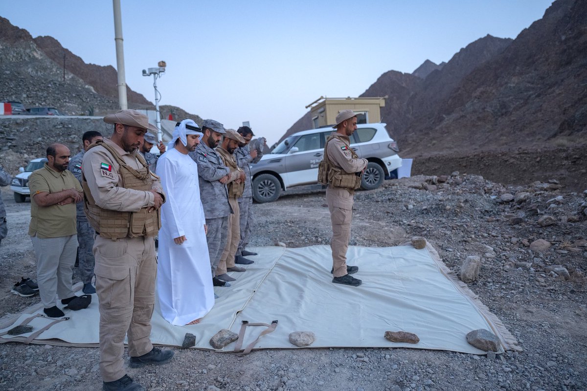 HamdanMohammed's tweet image. خلال إفطاري الرمضاني اليوم مع حرس الحدود بمنطقة حتا

ضباط وأفراد دوريات حرس الحدود مستمرون في أداء أعمالهم في حماية حدودنا، بعيداً عن أهلهم في هذا الشهر الفضيل. 

تحية شكر وعرفان وتقدير لجميع فرق العمل التي تواصل الليل بالنهار لتبقى بلادنا آمنة وتبقى مصالح الناس مستمرة وتبقى…