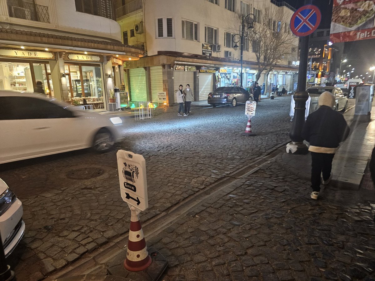 ipekarif's tweet photo. Diyarbakır suriçi. Kaldırım işgallerinden sonra şimdi yol işgalleri de başladı. Her esnaf dubalar vb eşyalar ile yolları işgal edip araç park etmeleri engelliyor. Saraykapıya giderken kahvehanenin içinden geçirmesine yürümek zorunda kalınıyor. https://t.co/v0NUM441Y5