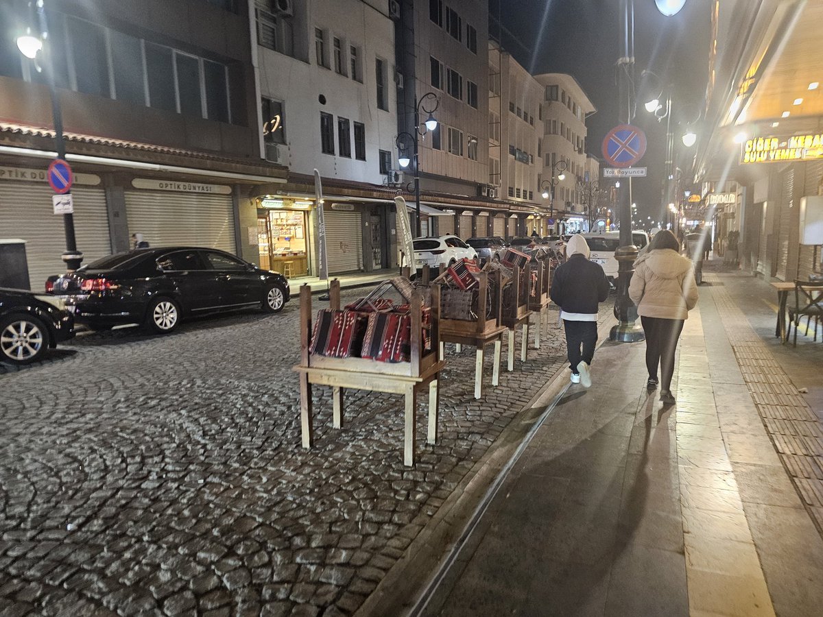 ipekarif's tweet photo. Diyarbakır suriçi. Kaldırım işgallerinden sonra şimdi yol işgalleri de başladı. Her esnaf dubalar vb eşyalar ile yolları işgal edip araç park etmeleri engelliyor. Saraykapıya giderken kahvehanenin içinden geçirmesine yürümek zorunda kalınıyor. https://t.co/v0NUM441Y5