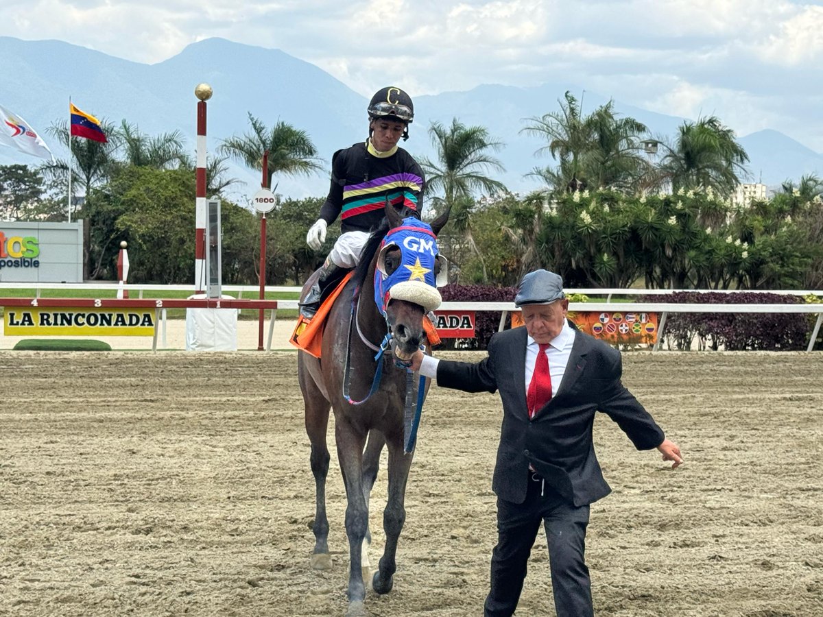 Fotos 📸| En la 2da. carrera triunfó el caballo "Shakman" (7), con la monta del jinete profesional Jhonatan Aray y el entrenamiento de Gabriel Márquez. 

👉 En el segundo lugar llegó "The King Zeus" (5). 

#Hipismo