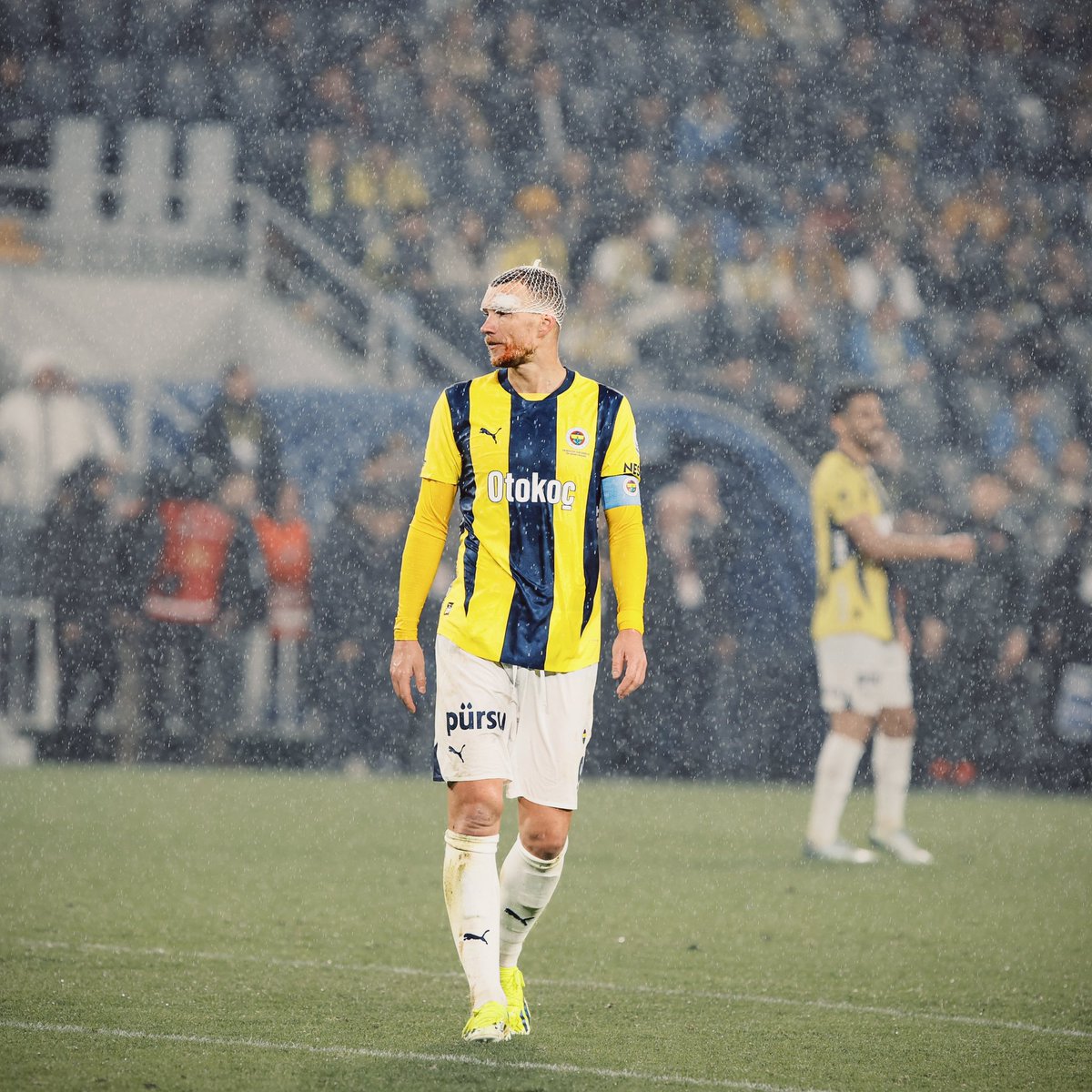 Fenerbahçe taraftarı Edin Dzeko heykeli için yer bakmaya başlasa iyi olur. Zira tek bir heykel de durumu kurtarmayacak gibi. İnanılmaz bir karakter inanılmaz…