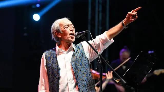 Yıllar yıllar önce…
Yalan olmasın 1978- 1979 falan. 
İskenderun’da Edip Akbayram konseri var. Önce sınıf arkadaşım Nejat Birecik (Çocuklar Duymasın - Psikolog) ben ve Adnan Ergil meşhur İskenderun dönerini kopara kopara yiyoruz.
Sonra Edip Akbayram sahneye çıkıyor.