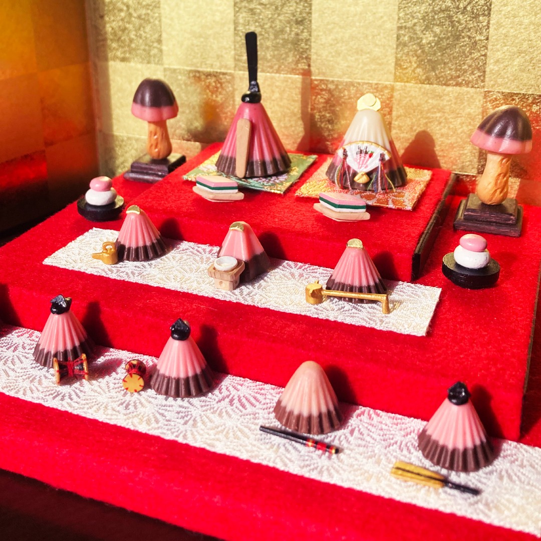 MeijiCoLtd's tweet photo. 🎎🌸🌸🌸🌸🌸🌸🌸🌸🌸🌸🎎
今日は #ひな祭り

「アポロ」と「きのこの山」で、
ひな人形を作ってみました！

実は…【手作りの模型】なんです☝

かわいいと思ったら、いいね♡
🎎🌸🌸🌸🌸🌸🌸🌸🌸🌸🌸🎎

アポロの商品はこちら👇
https://t.co/YNswX7SG9q https://t.co/M3BR6IOpRd