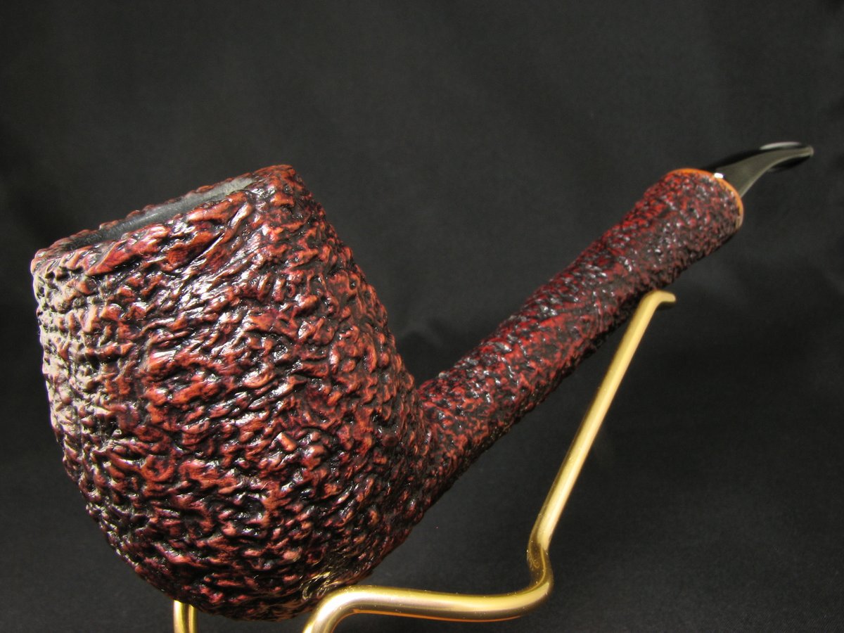 If not the biggest, then one of the longest. The creation of the unsurpassed Italian artigiano Luigi Radice with a loooooooooooong shank and a brand new mouthpiece from vkpipes. More details here vkpipes.com/pipeline/radic…