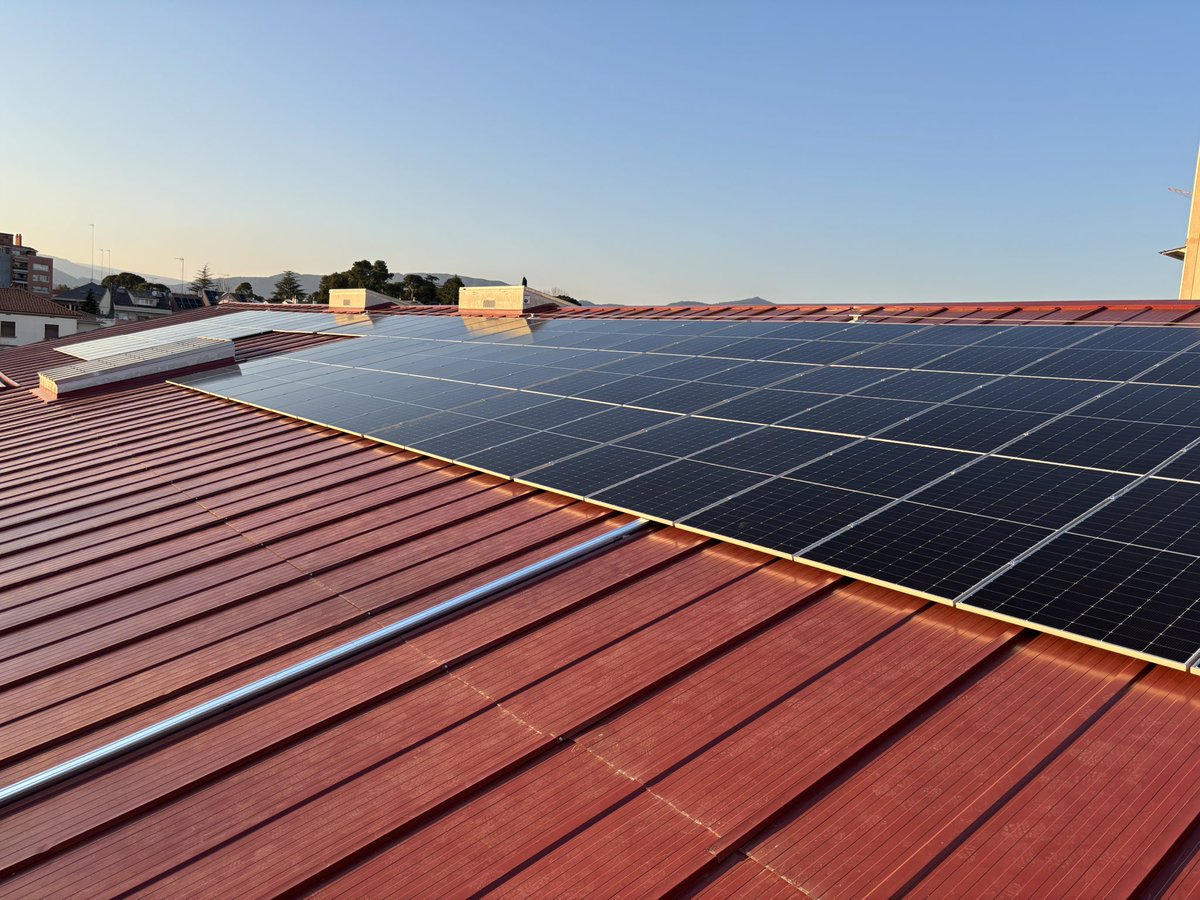 SolverdEnergias's tweet photo. Seguimos! Acabamos la instalación de 90 paneles e inversor de 50 kw en el edificio del Consell Comarcal de L’Alt Camp en Valls (Tarragona).
#SOLVERD #fotovoltaica #aerotermia #cargadores #ingenieria #instaladores https://t.co/I8MmqZNbUc