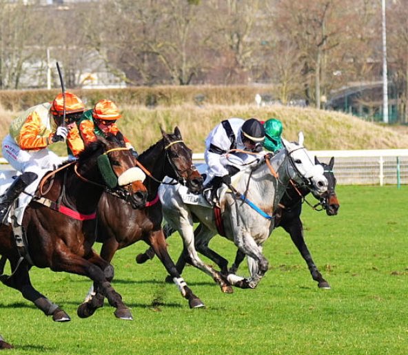 La 10e de la saison grâce au sympathique Manssourio, monté par Maxime Denuault à Saint Brieuc ! Du côté d’Auteuil, notre belle grise Joyeuse Allen met encore son coeur sur la piste pour prendre la 2e place du Quinté. Bravo à toute l’équipe ! 🚀