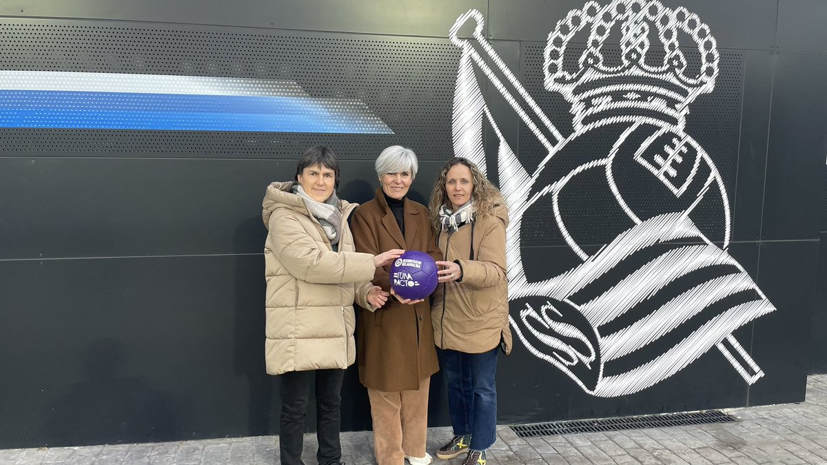 💜 Euskal kirola, berdintasunaren belaunaldiarekin!

🤝 Gaurko partidan <a href="/emakundEJGV/">Emakunde</a> erakundeko zuzendariaren, Miren Elgarresta, bisita izan dugu.