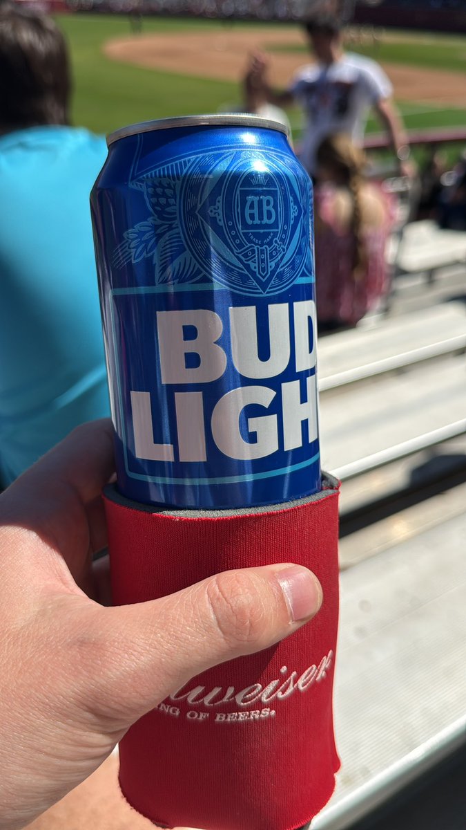 peehair_bourne's tweet image. Is blue a beer color? @jjsmooth794 #discussionpost