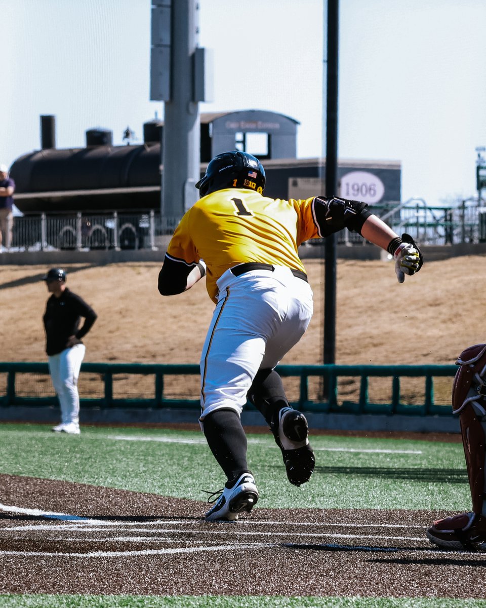 Wulf stays hot and gets us on the board with an RBI single 🔥

B1 | Iowa 1, WSU 0

#Hawkeyes
