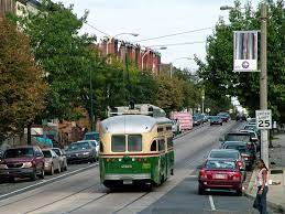 KirkKapitan's tweet photo. Dla ciekawych - jedno z nielicznych miast w USA, którego transport publiczny przetrwał Wielką Rzeź Tramwajową z l. 50 i dalej ma sieć torów. Tramwaje PCC w Filadelfii, pomimo słusznego wieku (obecnie używane wozy to świetne roczniki produkcyjne 1947-1951) nadal się trzymają i na linii 15 - co nie znaczy oczywiście, że jest 14 innych linii - nadal zadają szyku, jakby wypadły przed chwilą z przelatującego wehikułu czasu.