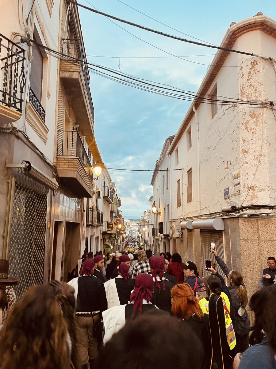 Qué bonita está mi Huelma,
qué bonita es mi ciudad,
que rebosa de alegría,
ay, cuando llega el carnaval