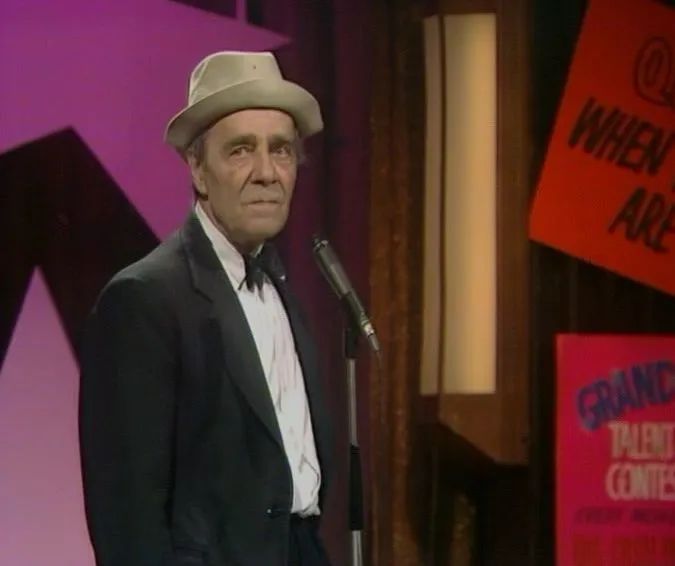 TalkingPicsTV's tweet image. Order! A bit of hush while the &quot;turns&quot; are on at THE WHEELTAPPERS AND SHUNTERS SOCIAL CLUB at 9:05pm #TPTVsubtitles
#MikeReid #DavidWhitfield #MarionRyan #MaxWall and #StuartDamon
Compare: #BernardManning and #ColinCrompton your Chairman!