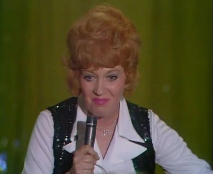 TalkingPicsTV's tweet image. Order! A bit of hush while the &quot;turns&quot; are on at THE WHEELTAPPERS AND SHUNTERS SOCIAL CLUB at 9:05pm #TPTVsubtitles
#MikeReid #DavidWhitfield #MarionRyan #MaxWall and #StuartDamon
Compare: #BernardManning and #ColinCrompton your Chairman!