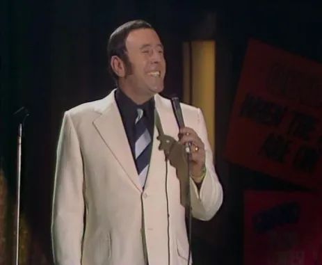 TalkingPicsTV's tweet image. Order! A bit of hush while the &quot;turns&quot; are on at THE WHEELTAPPERS AND SHUNTERS SOCIAL CLUB at 9:05pm #TPTVsubtitles
#MikeReid #DavidWhitfield #MarionRyan #MaxWall and #StuartDamon
Compare: #BernardManning and #ColinCrompton your Chairman!