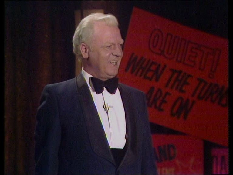 TalkingPicsTV's tweet image. Order! A bit of hush while the &quot;turns&quot; are on at THE WHEELTAPPERS AND SHUNTERS SOCIAL CLUB at 9:05pm #TPTVsubtitles
#MikeReid #DavidWhitfield #MarionRyan #MaxWall and #StuartDamon
Compare: #BernardManning and #ColinCrompton your Chairman!