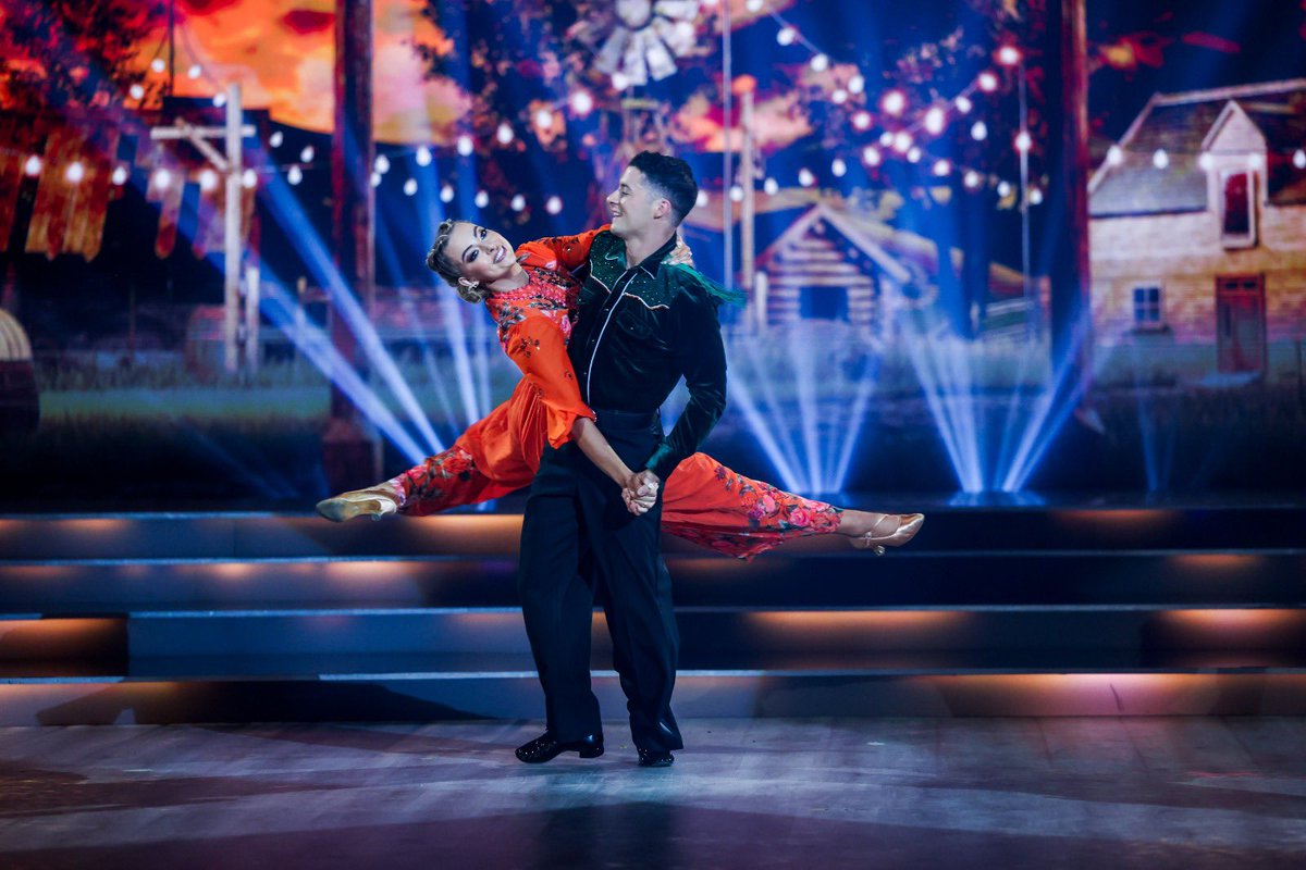 Rock us Rhys like a wagon wheel! 🛞 points for a sensational American Smooth from Rhys and Laura! 39 points #DWTSIRL