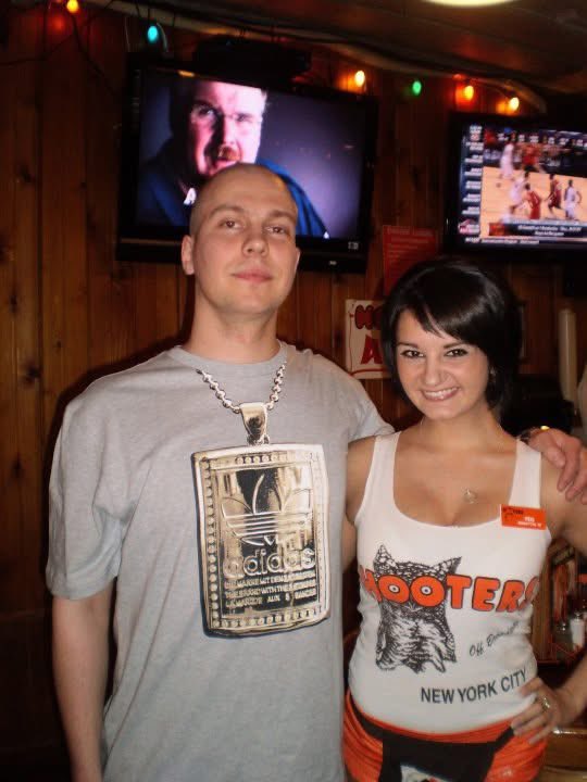 Hooters lähellä konkurssia. Velkaa noin 300 miljoonaa $. Yrittävät vielä rimpuilla. Yksi neronleimaus on viedä marketteihin ”Hooters pakasteet”. Ihanaa, koska niin huonoa ruokaa en oo ravintolassa koskaan syönyt.

#Hooters New York 2010, kun kaikki oli paremmin: