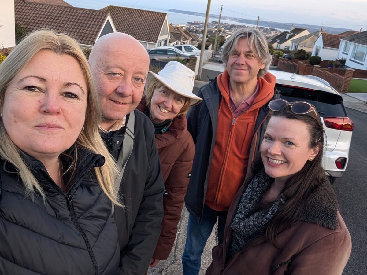 Cllr Cat Johns here out and about this afternoon with activists and local MP Steve Darling chatting to residents about support and issues in our community.
#cliftonandmaidenwaymyhome #workingforourward