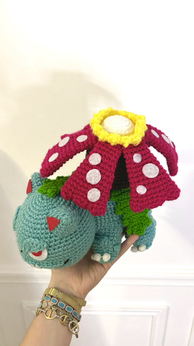 après tortank et dracaufeu j’ai fait florizarre au crochet