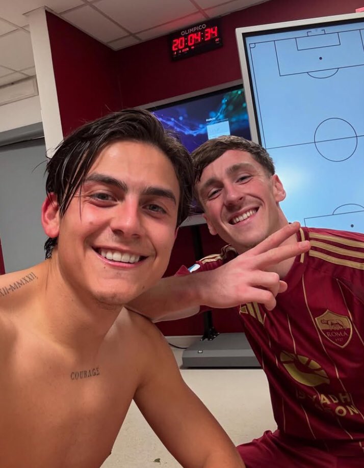 Vi salutano questi amici 💛❤️

#Dybala | #Saelemaekers
