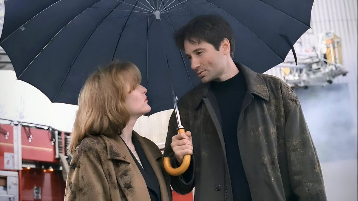 " I do not gaze at Scully"

Proceeds to gaze at Scully every chance he gets 😭