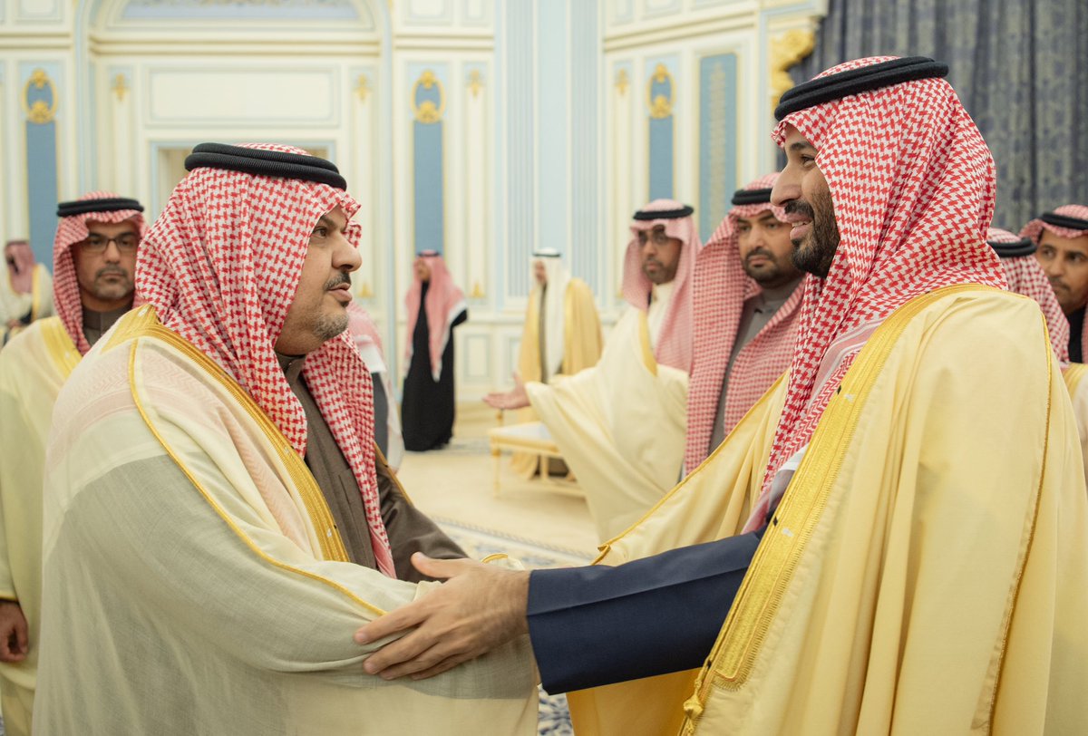 الأمير عبدالرحمن بن مساعد أثناء السلام
على #ولي_العهد الأمير محمد بن سلمان  
 #ولي_العهد_يستقبل_المهنئين
