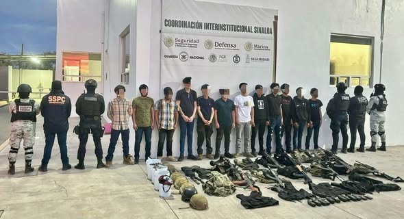 Pur0Culichi's tweet photo. 12 detenidos en el motel "El Edén", al norte de #Culiacán, Se aseguraron:
4 AR-15, 8 AK-47, 3 armas cortas
6 cargadores para arma corta
1,200 cartuchos 5.56 mm, 1,420 cartuchos 7.62 mm
12 chalecos, 8 cascos balísticos, 5 vehículos y más
#cds #chapitos #mayitos #ElEden #notice https://t.co/SkRijTUFsn