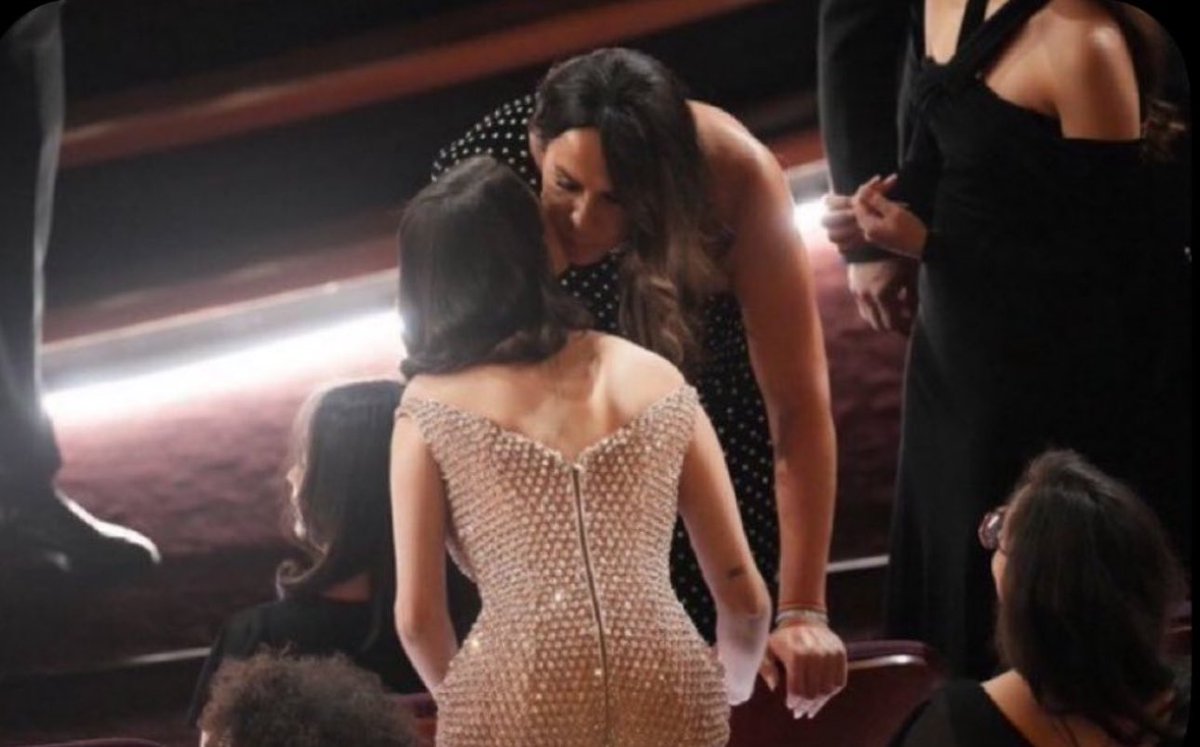therubiew's tweet photo. “Ve al baño y encierra a la Fernanda esa. Dile que como salga le parto las piernas”
#Oscars2025 https://t.co/jJcvJJx1zA