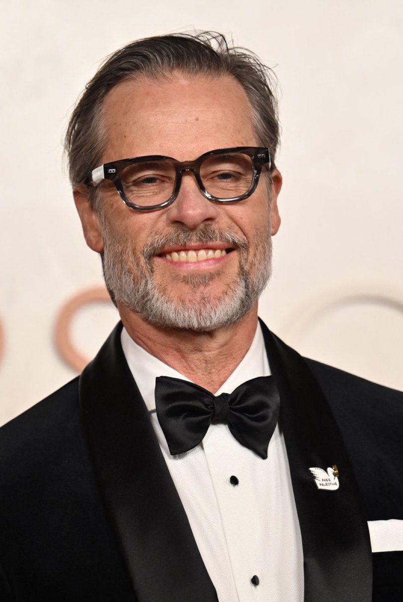 Israelis just buried two babies who were kidnapped &amp; strangled to death, yet Guy Pearce shows up to the Oscars with a “Free Palestine” pin. 

How many hostages has he advocated for? 

Where was his outrage when his fellow Brits were kidnapped and murdered on 10/7?