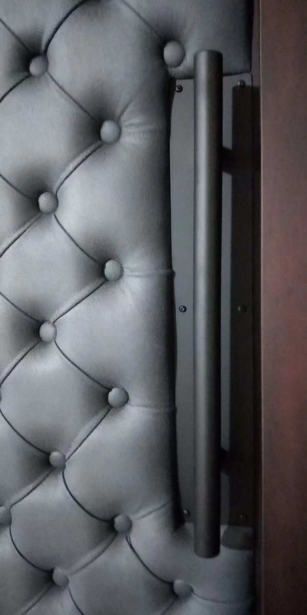 langry_qian's tweet photo. Hand-stitched leather door w/ meticulous stud detailing. Every element crafted for a touch of bespoke luxury. Elevate your space. #LeatherDoor #LuxuryDesign #HandcraftedUnique #ModernClassic #HomeDecor #TexturedDesign #TactileInteriors #SensoryDesign  https://t.co/HSA6cQt2Yl https://t.co/mN7eLYemU0