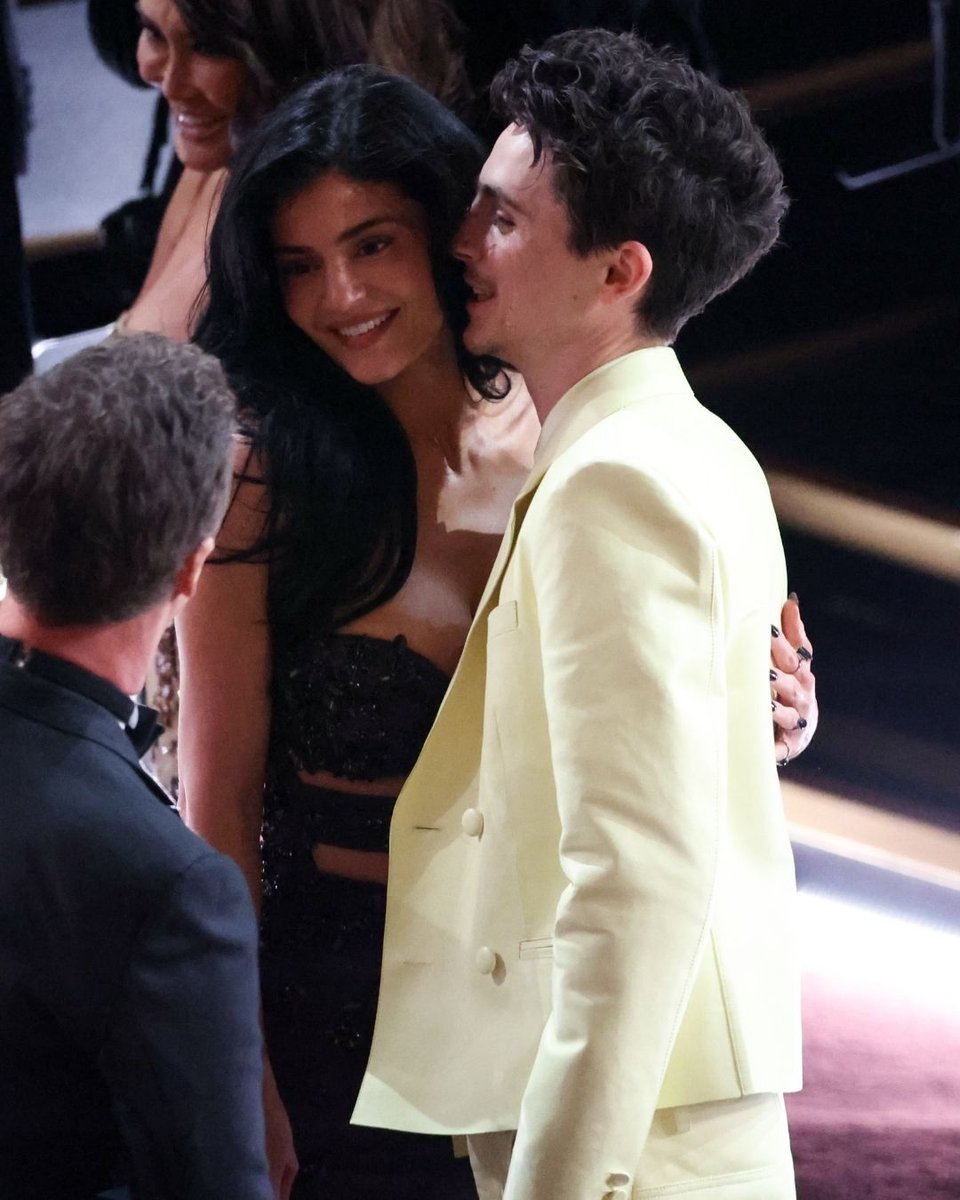 vogueturkiye's tweet image. #KylieJenner ve #Timothee Chalamet, 2025 Oscar Ödülleri'nde görüntülendi. Diğer ödül törenlerinde olduğu gibi kırmızı halıyı pas geçen Jenner, özel tasarım #MiuMiu elbisesini #LorraineSchwartz mücevherleri ile tamamlıyor. #Oscars #Oscars2025

Fotoğraf: Getty Images