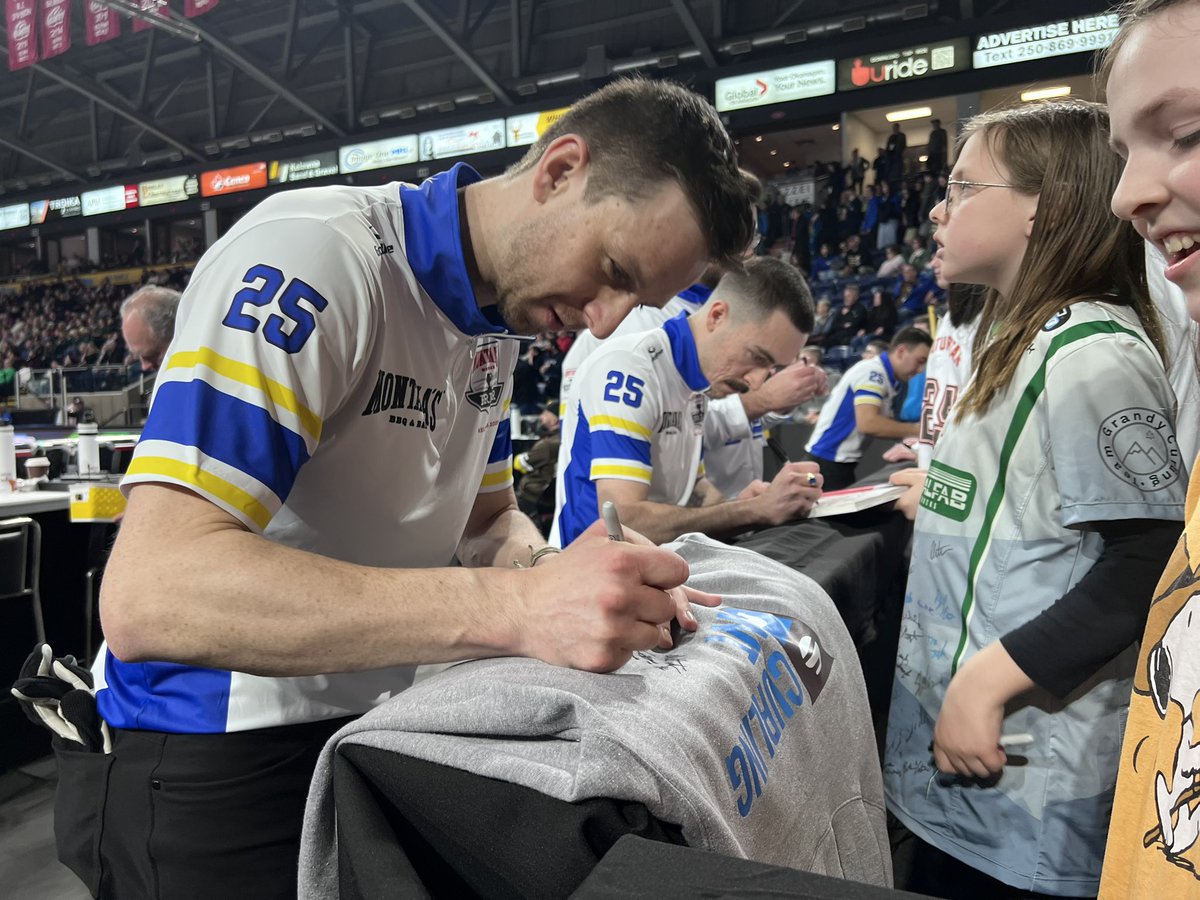 Win or lose, the players always stick around to say hi to the fans 🖊️ 

#Brier2025
