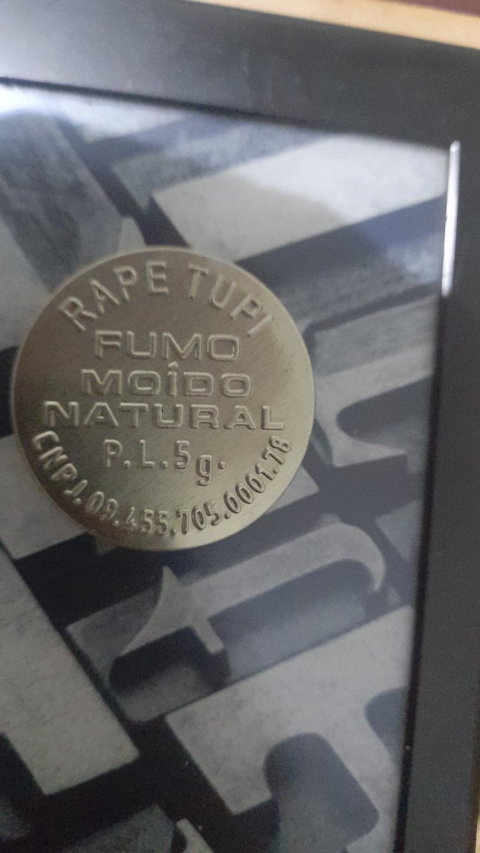 Acho essa latinha de rapé tão bonita.