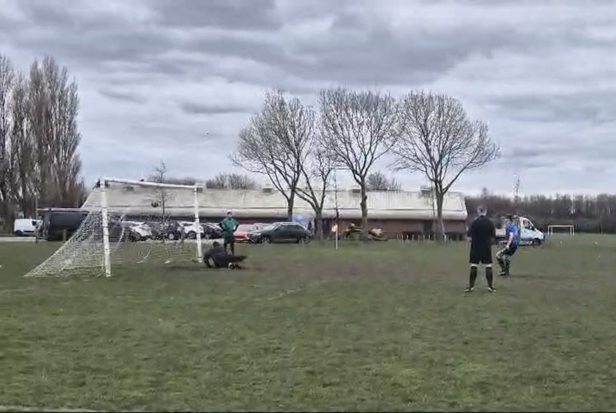 Another tough game this morning. After going ahead twice and not making the most of our chances, we had to battle with a strong opposition who took the game to pens. Onto the next round

St Benets 2-2 Great Mogul (P) 4-5
(G) Parry, Osman
MOTM: Waller