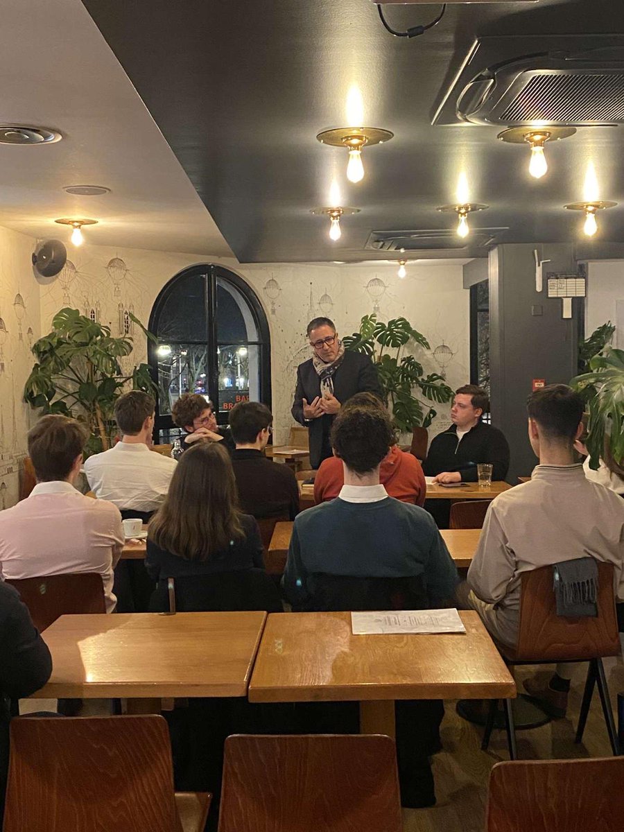PEReims's tweet image. Les étudiantes et étudiants de #reims ont eu l'occasion de rencontrer le député de la 1ère circonscription de la #marne @xavieralbertini, au cours d'une soirée ce jeudi 27 février, au café du Lion de Belfort.