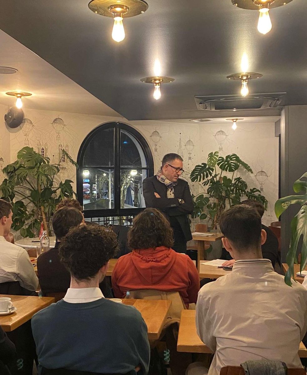 PEReims's tweet image. Les étudiantes et étudiants de #reims ont eu l'occasion de rencontrer le député de la 1ère circonscription de la #marne @xavieralbertini, au cours d'une soirée ce jeudi 27 février, au café du Lion de Belfort.