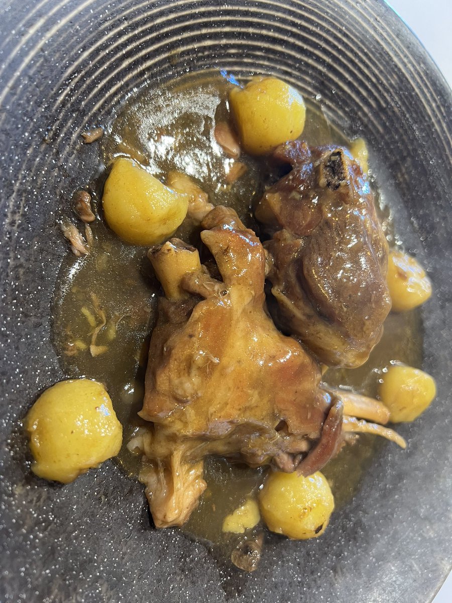 Donde guisar es un Arte.A 3 minutos Sali 35 A66 (Oviedo)Fabada impresionante, por ello 2 veces Campeona del Mundo.Conoci el Fabon de Moal, muy mantecoso y “sin pellejo”,variedad autoctona de ese pueblo.Cabritin ,meloso. Ah y platos Veganos.Todo en <a href="/casachema/">Casa Chema_Restaurante El Cordial</a> Precios de aplauso