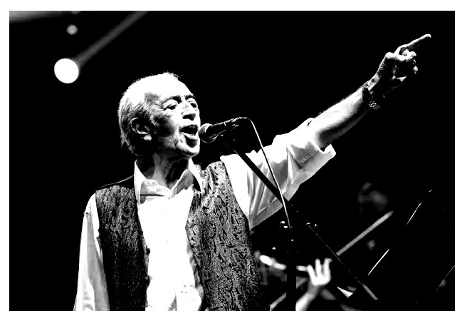 "Aynı yalınlıkla ölmek isterim
Kırda bir çiçek gibi, sakin, gösterişsiz.
Mum yerine yıldızlar parlasın üstümde
Yeryüzü uzansın altımda sessiz.
Ben aydınlık ve özgürlük delisiyim
Yüzüm doğan güneşe dönük öleceğim"