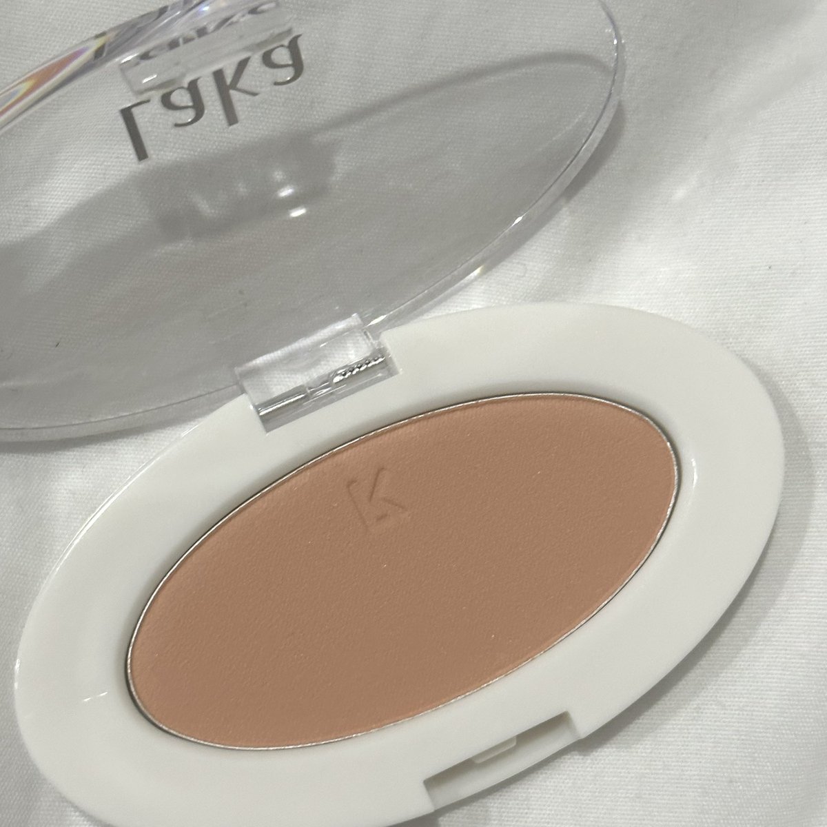 บลัช laka รุ่นนี้ 1 แถม 1 อยู่ตอนนี้นะ กดลงตะกร้า 2 อันได้เลย จะบอกว่าใครชอบใช้บลัชฝุ่น รุ่นนี้ต้องมีติดโต๊ะเอาไว้ เพราะเนื้อดีมากกก สีชัด ปัดแล้วไม่เป็นปื้นเลย สีสวยมากๆๆๆๆ ใช้คุ้มอะ ซื้อเถอะ 💗👍🏻