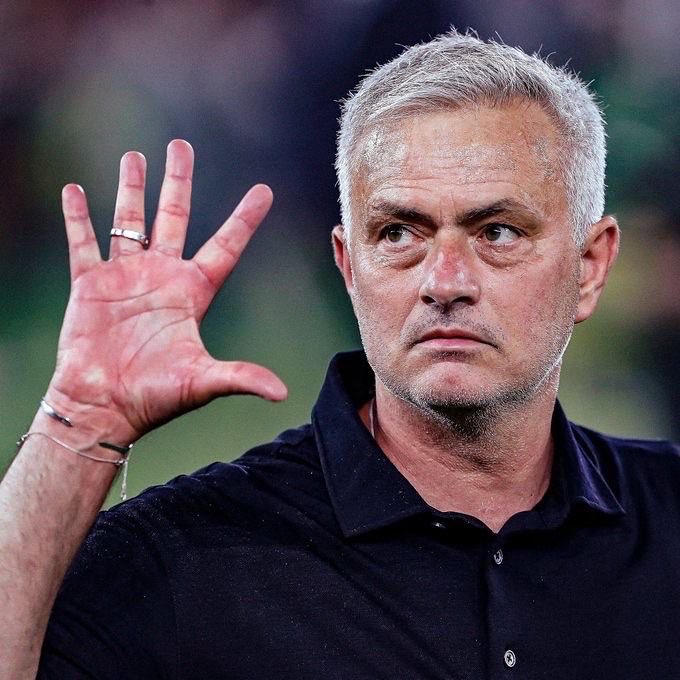 ActuCR7_'s tweet image. 🚨🎙️ JOSÉ MOURINHO 𝗦𝗨𝗥 𝗟𝗔 𝗥𝗜𝗩𝗔𝗟𝗜𝗧𝗘́ 𝗖𝗥𝗜𝗦𝗧𝗜𝗔𝗡𝗢 𝗥𝗢𝗡𝗔𝗟𝗗𝗢 𝗘𝗧 𝗠𝗘𝗦𝗦𝗜

🗣️ « Messi a grandi dans l’équipe où il joue, avec les joueurs avec lesquels il joue. Pas Cristiano, qui était en Angleterre et qu’on a mis dans une équipe perdante. C’est un…