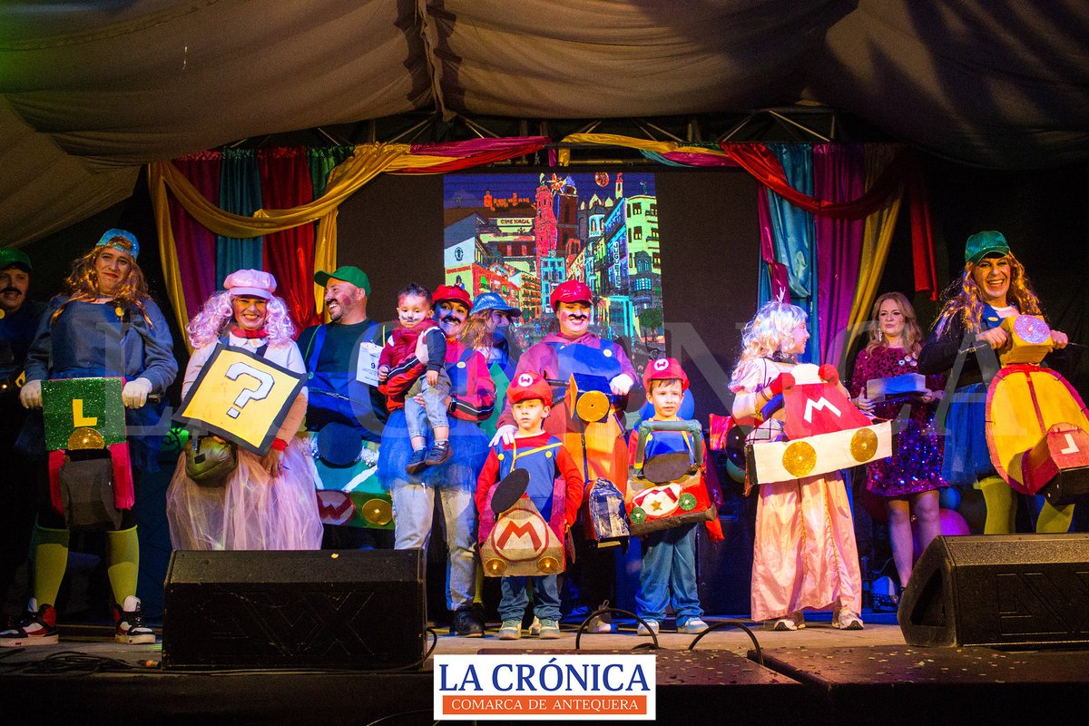 lacronica_atq's tweet photo. Ya disponible en nuesto perfil de facebook toda la #fotogalería con las imágenes del Concurso de Disfraces Juvenil y de Adultos del @AytoAntequera celebrado en la tarde/noche del sábado 1 de marzo en la carpa del Patio de Caballos de la Plaza de Toros tras cambiar la ubicación prevista originalmente en el Coso Viejo por la amenaza de lluvias
https://t.co/xokrJd3hF9

▶️ Los disfraces ganadores de este Carnaval de #Antequera 2025, bajo el criterio del jurado (formado por el expregonero de Feria, Sebastián Podadera; la actual regidora de la Feria, María José Mazuela; y el pregonero del Carnaval 2025, Agustín González), fueron:

🔸️ Categoría Individual
3° -Desierto-
2° Espíritu Carnavalero
1° Maui de Vaiana

🔸️ Categoría Parejas
3° -Desierto-
2° -Desierto-
1° Genios de Aladino

🔸️ Categoría Grupos
3° Regreso a los 80
2° Los Empapaos
1° Los Callejeros

🔸️ Categoría Asociaciones
3° -Desierto-
2° Prehistoria - Paleolítico (Asociación de Vecinos El Arenal)
1° Los Escoceses Escozíos (Asoc. Cultural 'El Caldeo')