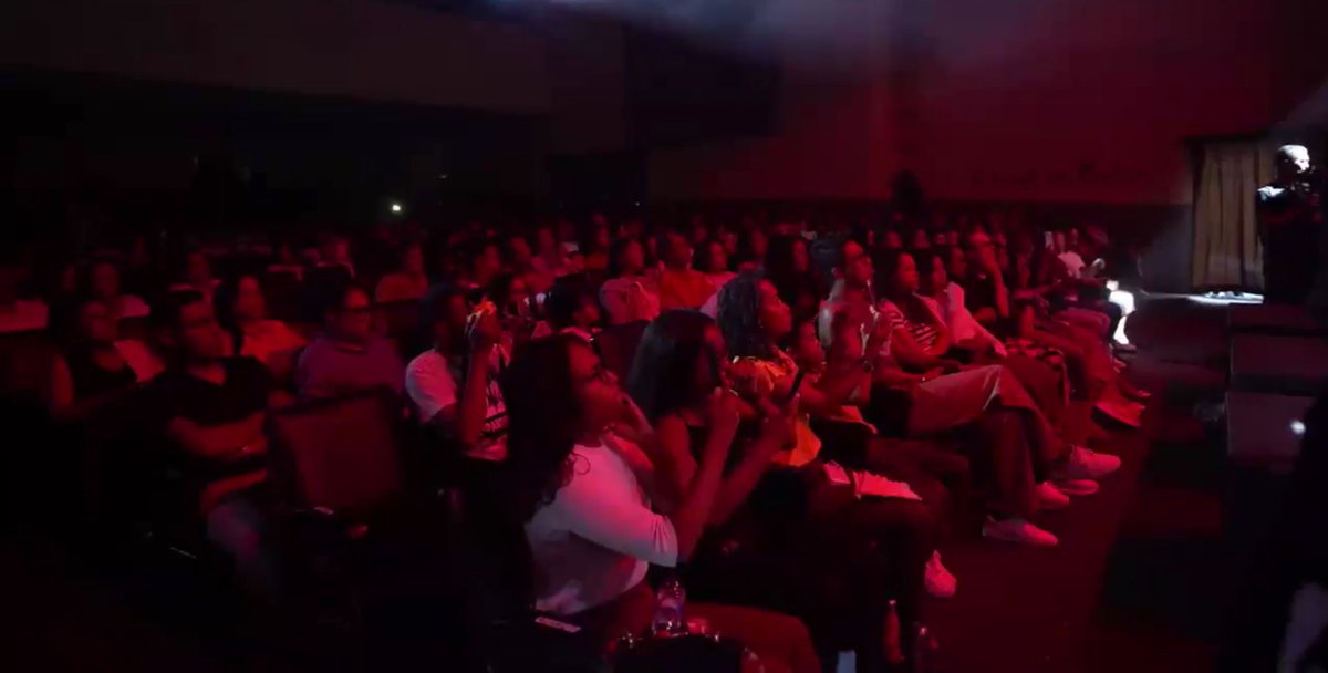 Zorrette_57's tweet photo. Fin de concert ร #Madagascar (2 Mars 2025) avec un selfie sur scรจne avec les musiciens et le public ! ๐ท
#StarAcademy ๐ #Musique #AnishaJo ๐๐๐ https://t.co/URctzDaoGF