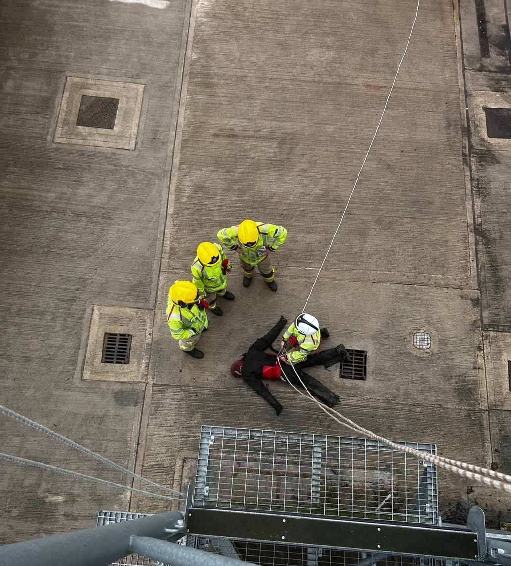 Blue watch have recently completed training with the height safety equipment, practicing a variety of raising and lowering techniques which could be used during life saving operations. Crews were given small scenarios to problem solve and complete 🚒 🧗🏾‍♂️
