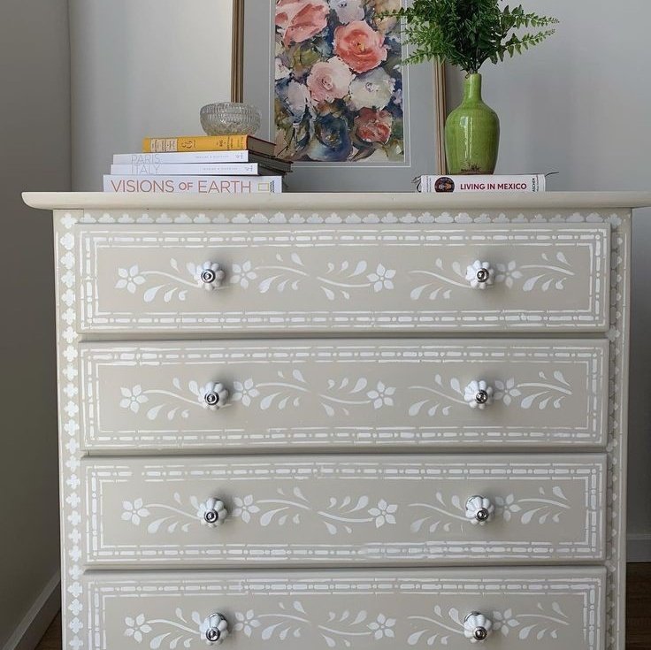 Моя мать – гениальнейшее существо (или великая приколистка), поэтому приятно познакомиться, ✨️Комод✨️

(Фото для тех, кто хочет знать, в честь чего меня так назвали)