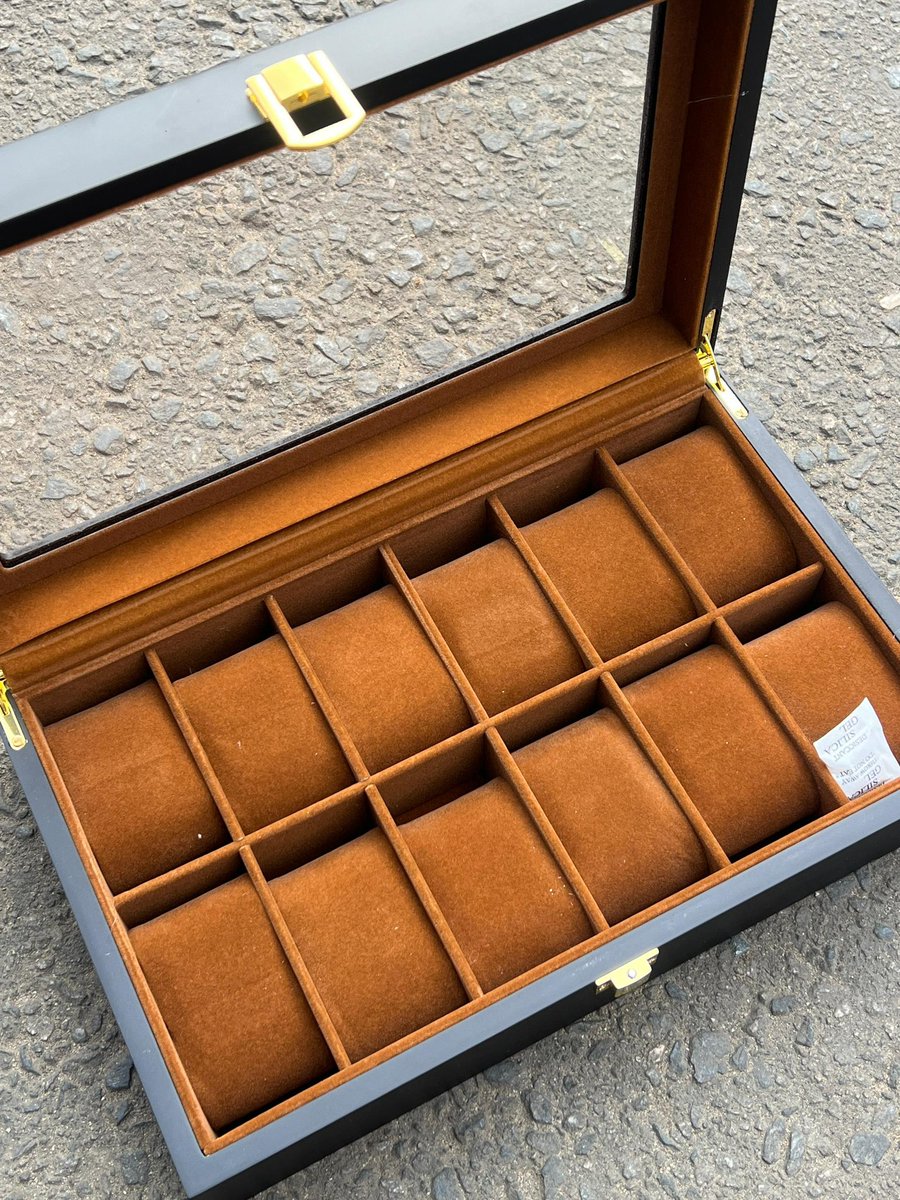 PrechgoldCrafts's tweet image. NEW IN 🔥🔥🔥🔥

Minimal. Sleek. Secure. Elevate your wristwatch storage with a case that speaks sophistication. 

10 in 1 Formica box: 45k 
12 in 1 Formica box : 50k 
Limited stock available 
Send us Dm now to place an order now 
📍: Lagos 
Nationwide Delivery 

Kindly Repost🙏🏽