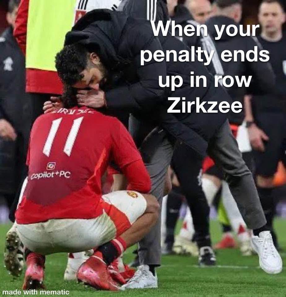 benjamin_bloom's tweet image. Poor lad’s penalty landed in row Zirkzee @RodneyMarsh10 #MUNFUL