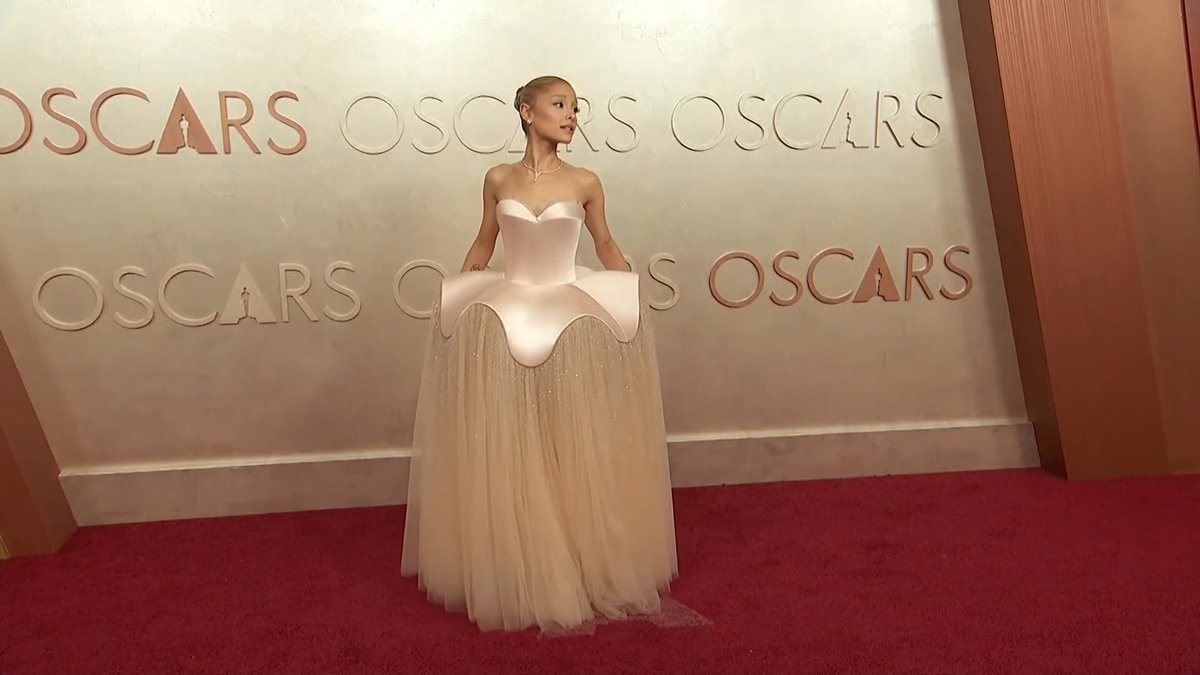 ohheyjenna's tweet image. obsessed with ariana grande in @Schiaparelli haute couture #Oscars