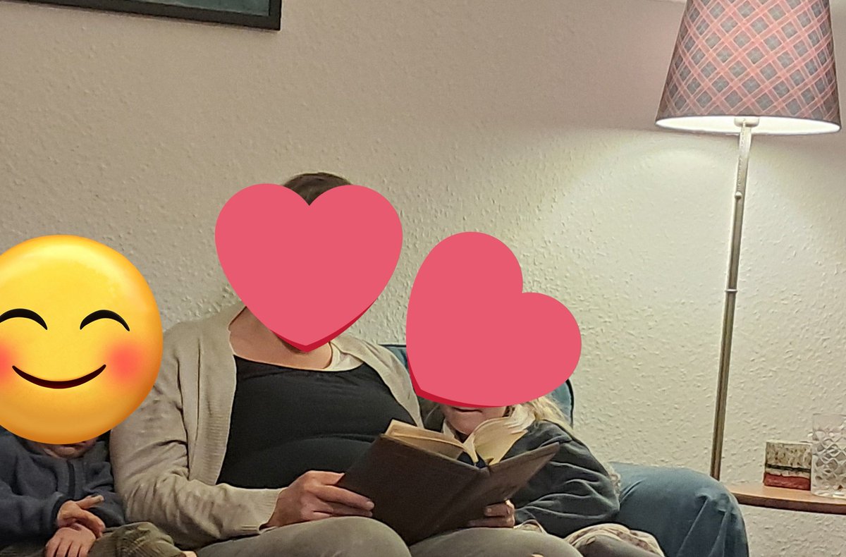 Vor vielen Jahren schrieb mein Onkel für mich eine Geschichte über einen Bärenbaron, Omi nähte die Kleider, meine Tante machte die Bilder, mein Vater schnitzte den Bucheinband. Heute wurde die Geschichte wieder vorgelesen. Eines der Dinge, die ich bei einem Brand retten würde!