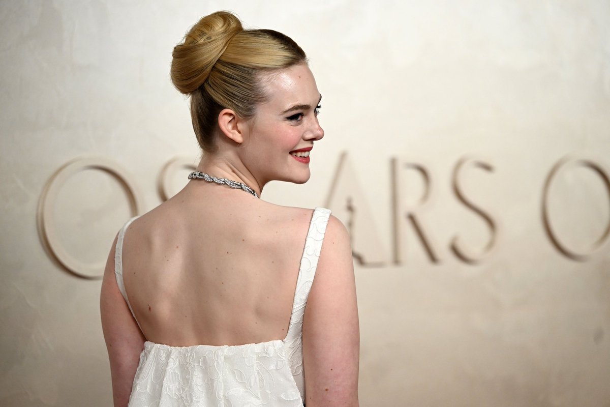 Elle Fanning on the red carpet of the 2025 #Oscars 

#ACompleteUnknown